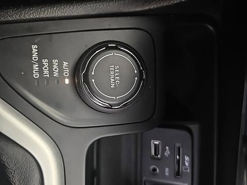 Used 2018 Jeep Cherokee Latitude Plus w/ Cold Weather Group image 24
