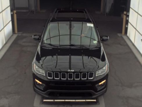 Used 2020 Jeep Compass Latitude FWD image 2