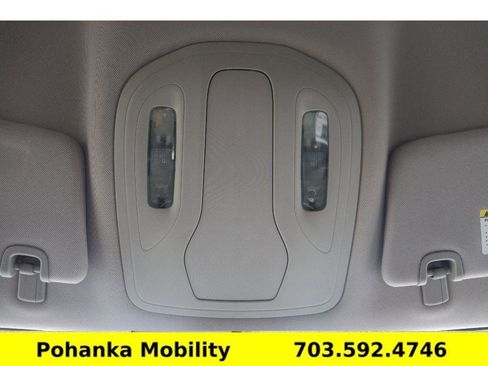 Used 2020 Chrysler Voyager L FWD image 20