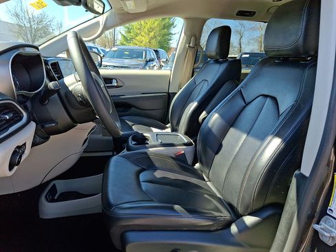 Used 2023 Chrysler Pacifica Touring-L FWD image 17