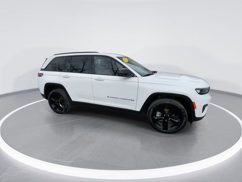 Used 2023 Jeep Grand Cherokee Limited w/ Black Appearance Package AWD/4WD image 24