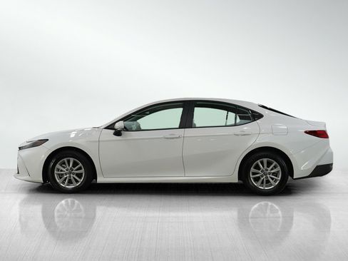 Used 2025 Toyota Camry LE image 3
