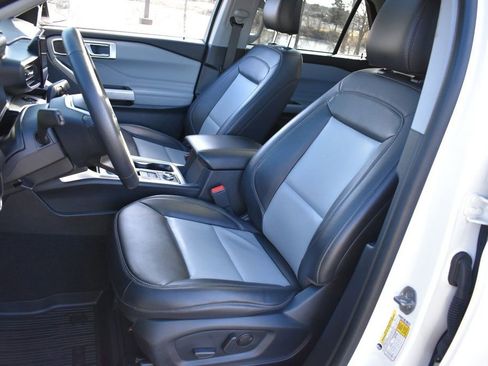 Used 2023 Ford Explorer XLT w/ XLT Sport Appearance Package image 15