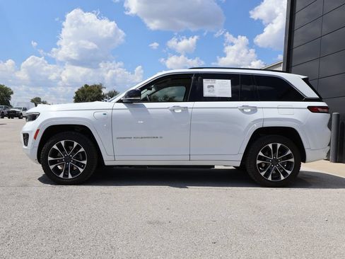 Used 2022 Jeep Grand Cherokee Overland w/ Luxury Tech Group IV AWD/4WD image 2