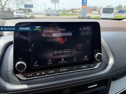 Used 2023 Nissan Rogue SV image 13