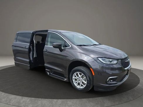 Used 2023 Chrysler Pacifica Touring-L FWD image 2