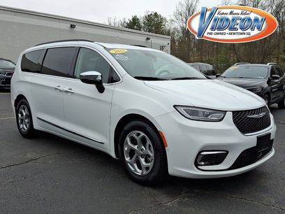 Certified 2023 Chrysler Pacifica Limited w/ Uconnect Theater Family Group