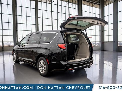 Used 2023 Chrysler Pacifica Touring-L FWD image 30