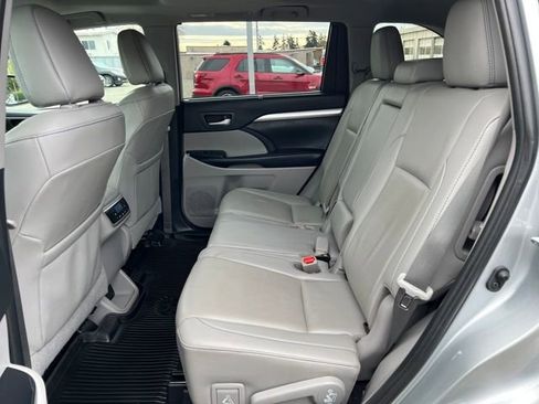 Used 2019 Toyota Highlander XLE image 16