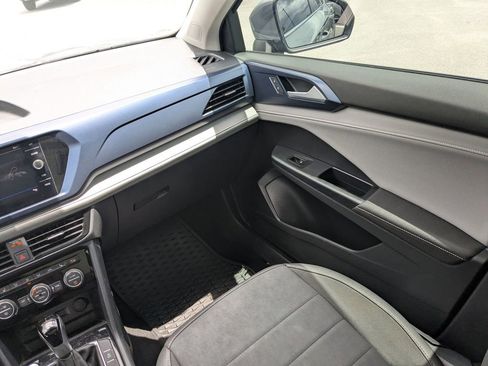 Used 2024 Volkswagen Taos SE w/ Panoramic Sunroof Package FWD image 18