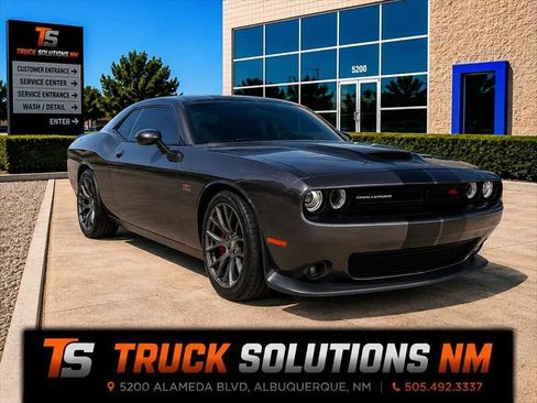 Used 2016 Dodge Challenger SRT RWD image 1