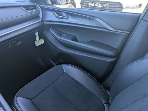 New 2025 Jeep Grand Cherokee Altitude image 15