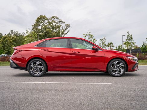 Used 2025 Hyundai Elantra SEL FWD image 9