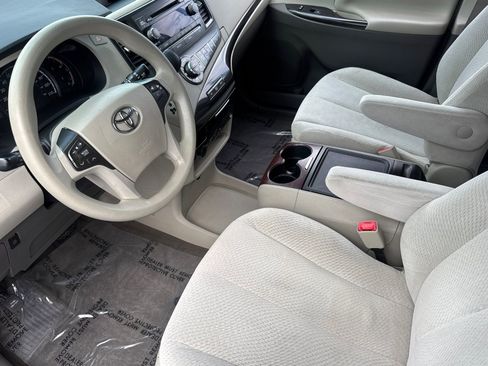Used 2014 Toyota Sienna LE FWD image 4
