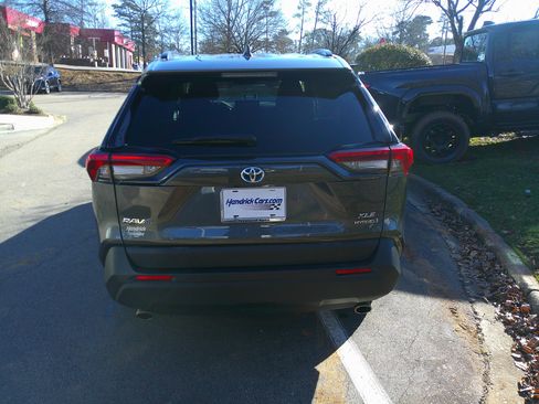 Used 2022 Toyota RAV4 XLE image 9