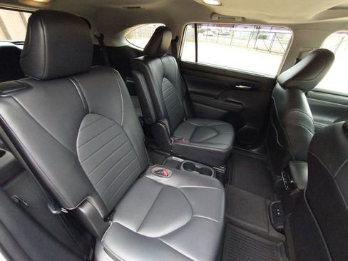 Used 2020 Toyota Highlander XLE image 66