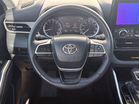 Used 2023 Toyota Highlander XLE FWD image 16