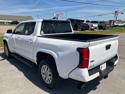 Certified 2025 Toyota Tacoma SR5 AWD/4WD image 5