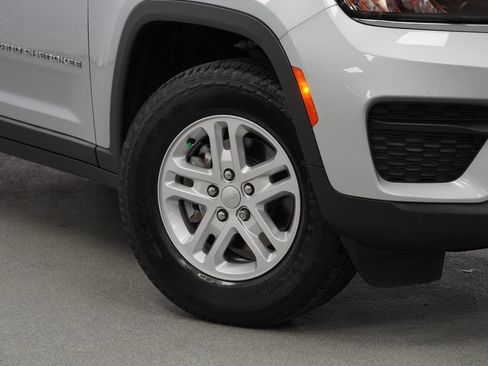 Certified 2022 Jeep Grand Cherokee Laredo w/ Luxury Tech Group I AWD/4WD image 5