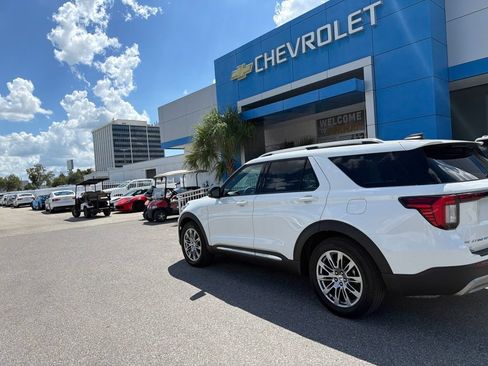 Used 2025 Ford Explorer Platinum RWD image 5