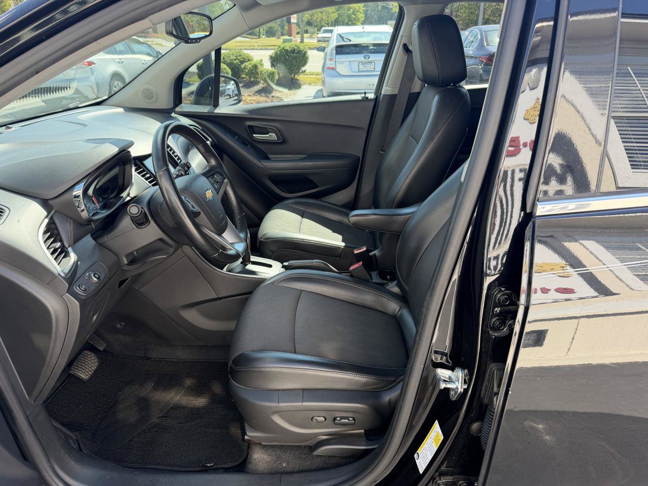 Used 2019 Chevrolet Trax LT w/ LT Convenience Package FWD image 9