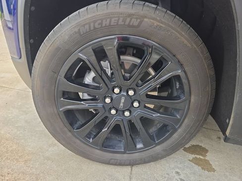 Used 2023 GMC Acadia SLE w/ Driver Convenience Package FWD image 23