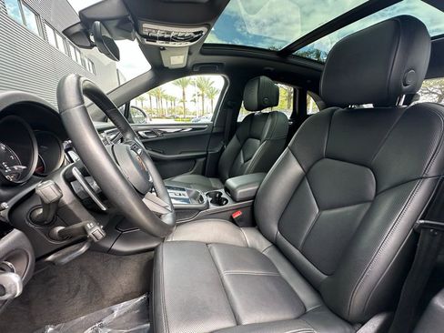 Certified 2023 Porsche Macan image 5