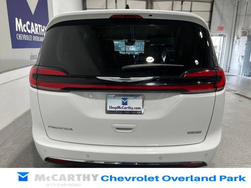 Used 2024 Chrysler Pacifica Touring-L FWD image 6