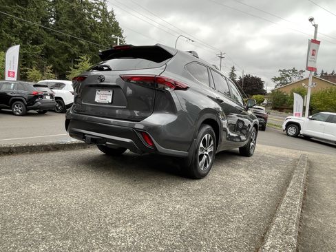 Certified 2025 Toyota Highlander XLE AWD/4WD image 8