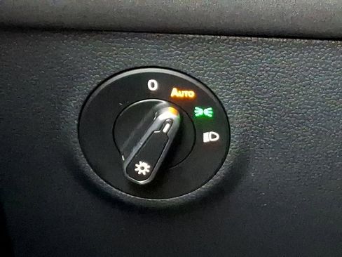 Certified 2025 Volkswagen Taos SE image 25