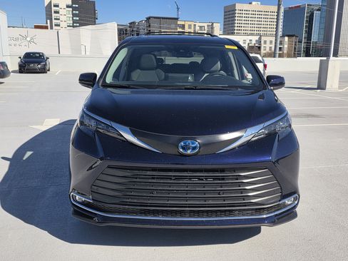 Used 2024 Toyota Sienna XLE image 8