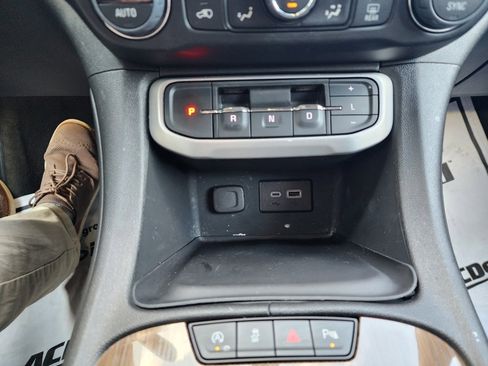 Used 2023 GMC Acadia SLE image 36