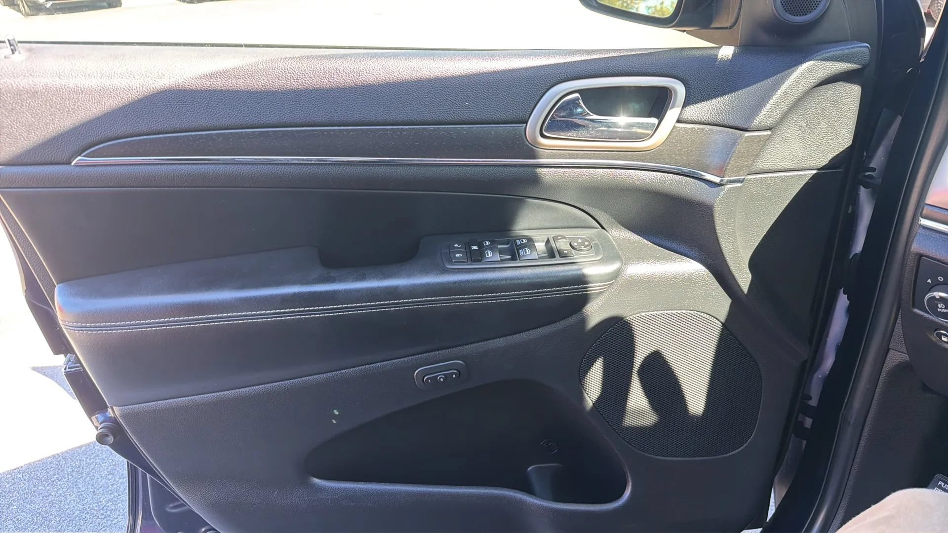 Used 2017 Jeep Grand Cherokee Limited AWD/4WD image 35