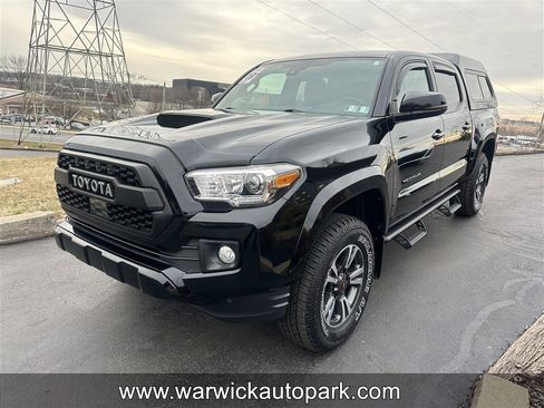 Used 2019 Toyota Tacoma TRD Sport image 3