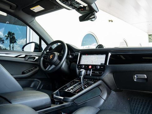 Certified 2024 Porsche Macan AWD/4WD image 27
