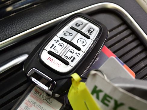 Used 2023 Chrysler Pacifica Touring-L w/ Uconnect Theater Family Group FWD image 34