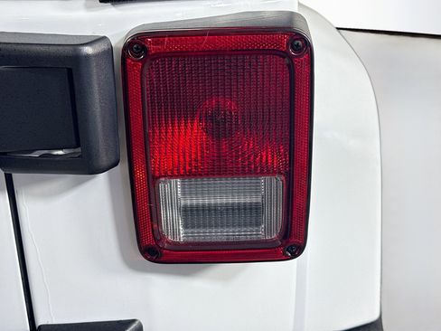 Used 2016 Jeep Wrangler Unlimited Sahara w/ Connectivity Group image 32