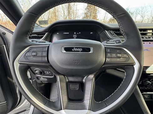 New 2025 Jeep Grand Cherokee Limited w/ Black Appearance Package image 17