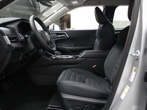 New 2025 Mitsubishi Outlander SE image 6