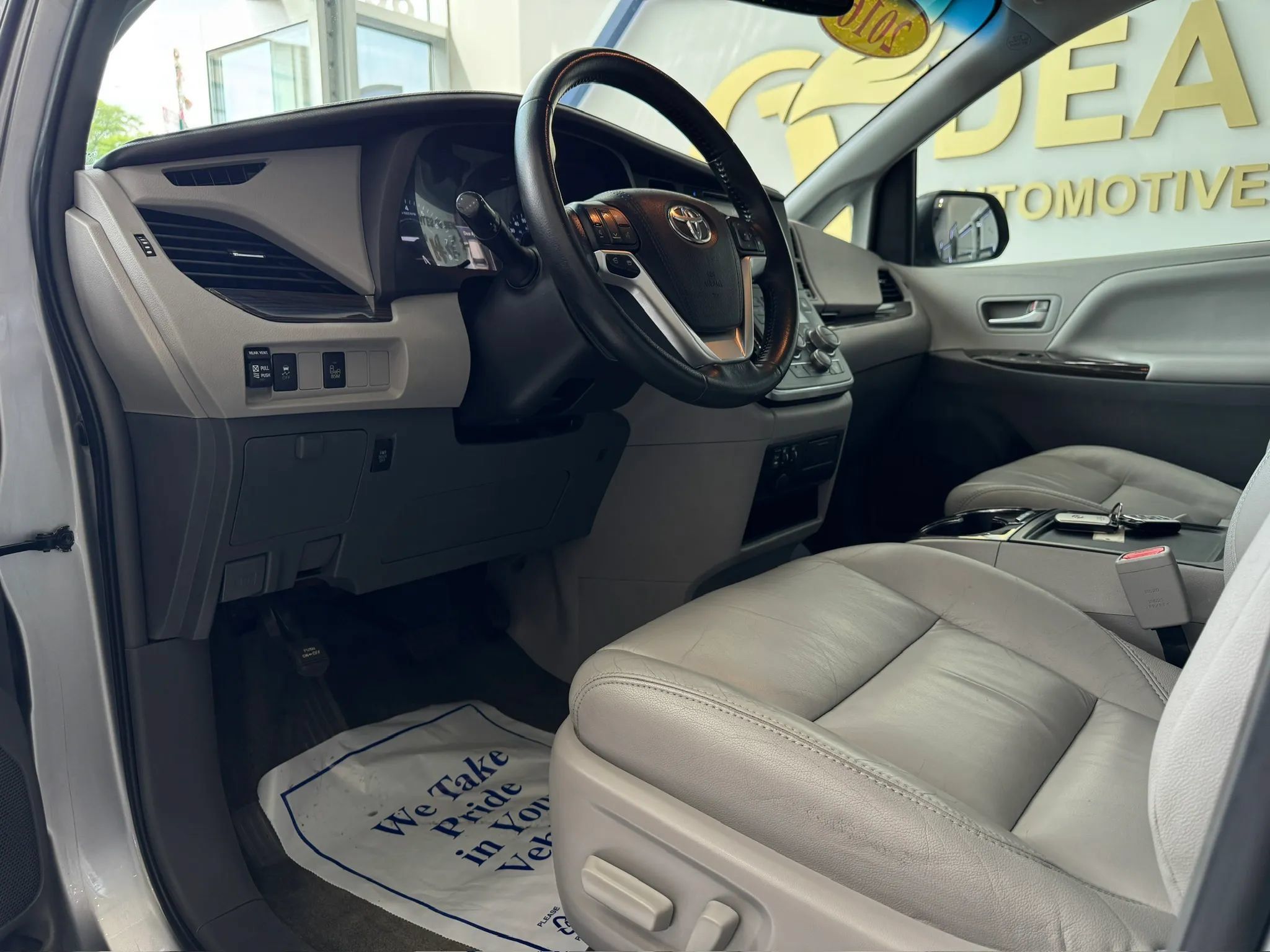 Used 2016 Toyota Sienna XLE FWD image 13