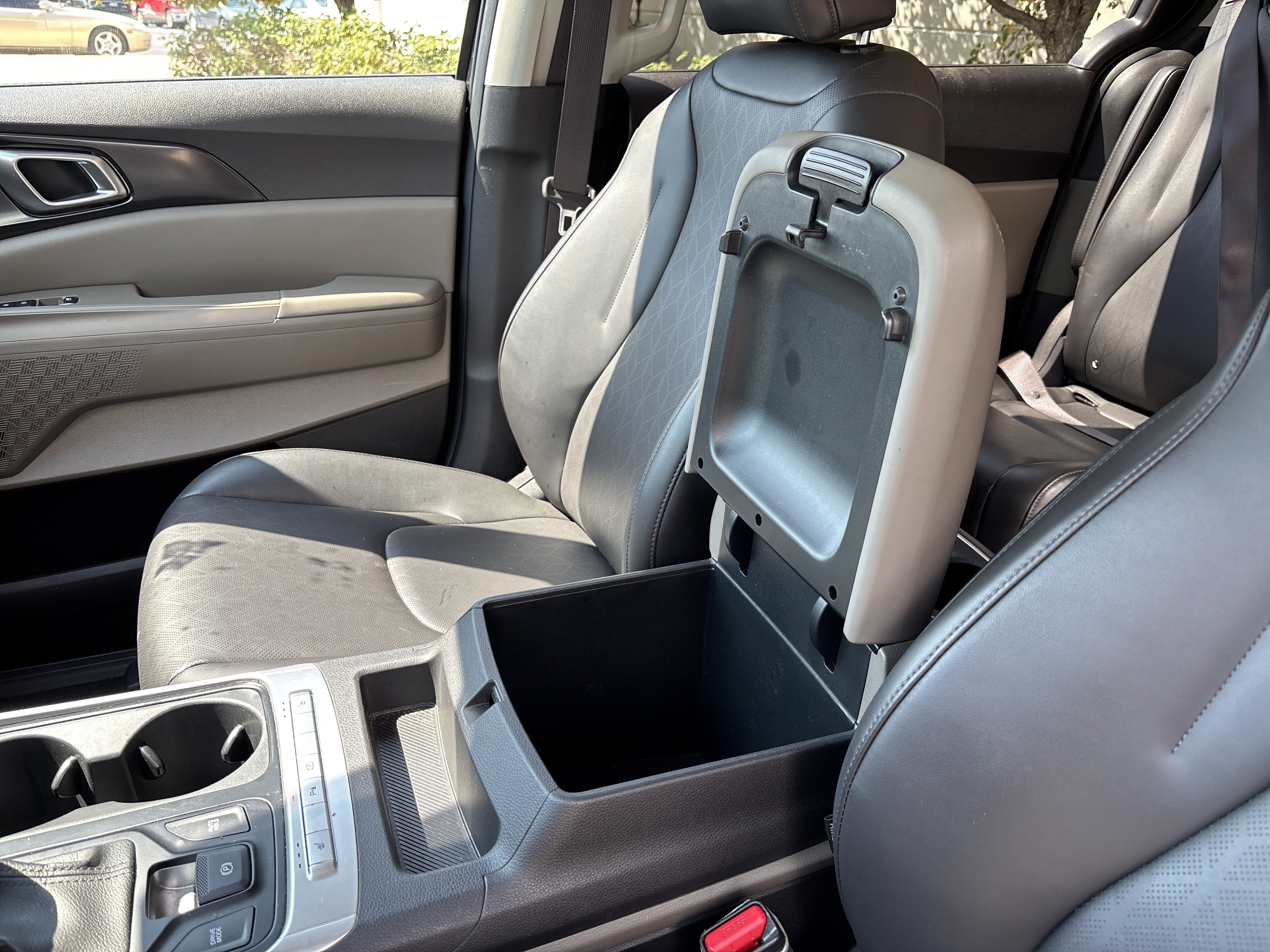 Used 2025 Kia Carnival FWD image 26