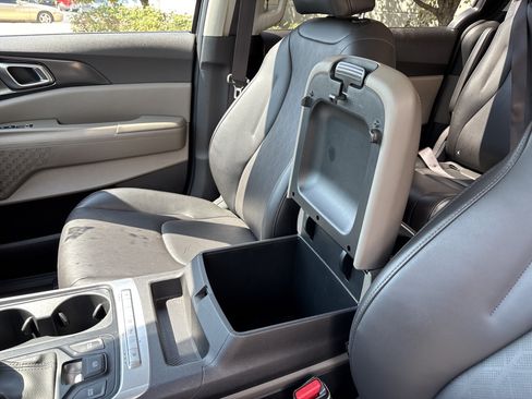 Used 2025 Kia Carnival FWD image 26