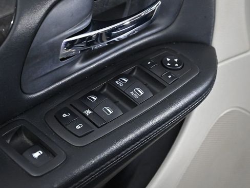 Used 2016 Dodge Grand Caravan SXT image 13