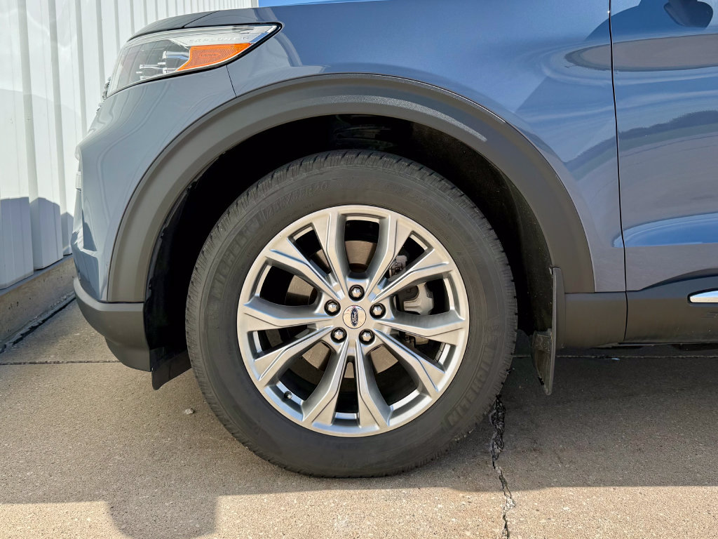 Used 2021 Ford Explorer Limited w/ Equipment Group 301A AWD/4WD image 31