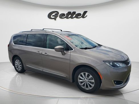 Used 2018 Chrysler Pacifica Touring-L Plus FWD image 2