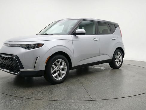 Used 2025 Kia Soul LX w/ LX Technology Package image 3