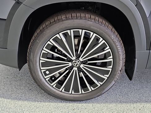 New 2026 Volkswagen Taos SE FWD image 11