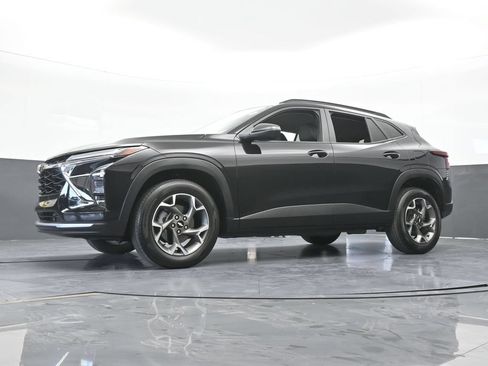 Used 2025 Chevrolet Trax LT FWD image 53