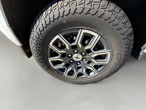 Used 2024 Chevrolet Colorado Z71 w/ Z71 Convenience Package 2 image 11