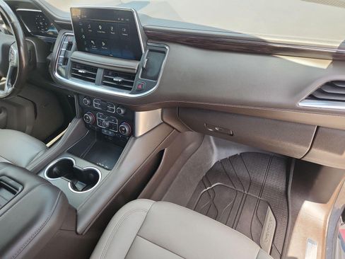 Used 2022 Chevrolet Suburban LT w/ Luxury Package RWD image 30